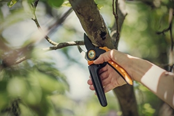 Fiskars Bypass-Gartenschere mit Rollgriff für frische Äste und Zweige, Antihaftbeschichtet, Hochwertige Stahl-Klingen, Länge: 22 cm, Schwarz/Orange, PowerGear X, PX94, 1023628 - 13