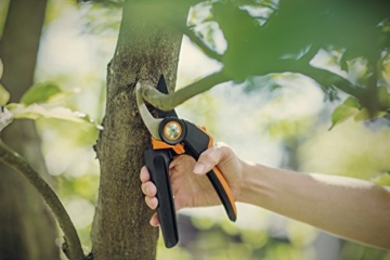 Fiskars Bypass-Gartenschere mit Rollgriff für frische Äste und Zweige, Antihaftbeschichtet, Hochwertige Stahl-Klingen, Länge: 22 cm, Schwarz/Orange, PowerGear X, PX94, 1023628 - 14