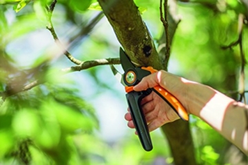 Fiskars Bypass-Gartenschere mit Rollgriff für frische Äste und Zweige, Antihaftbeschichtet, Hochwertige Stahl-Klingen, Länge: 22 cm, Schwarz/Orange, PowerGear X, PX94, 1023628 - 7