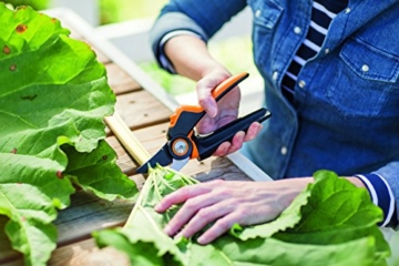 Fiskars Bypass-Gartenschere mit Rollgriff für frische Äste und Zweige, Antihaftbeschichtet, Hochwertige Stahl-Klingen, Länge: 22 cm, Schwarz/Orange, PowerGear X, PX94, 1023628 - 9