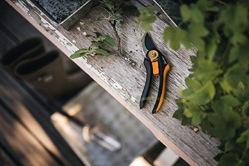 Fiskars Bypass-Gartenschere, Plus SmartFit, P541, Für frische Äste und Zweige, Antihaftbeschichtet, Edelstahl-Klingen, Länge: 20,1 cm, Schwarz/Orange, 1057169 - 9